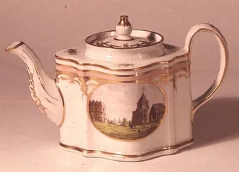 New Hall teapot, painted with view of Dover Castle, c.1800